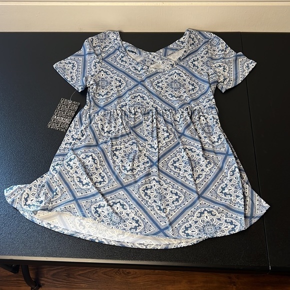 Due time Maternity NWT Blue and WHite Short SLeeve Shirt SZ Medium - Picture 5 of 6